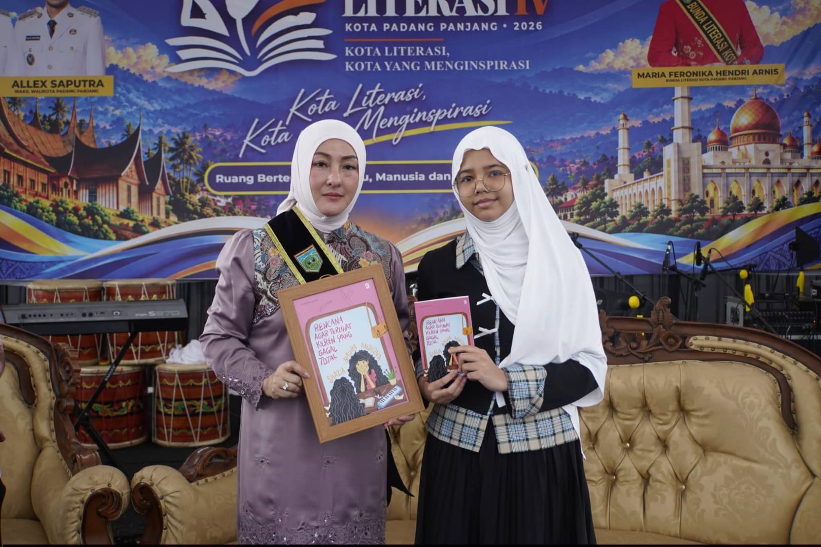 Ketua TP PKK, Ny. Maria bersama Naura